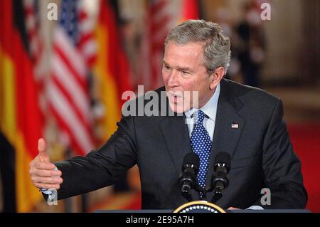 US-Präsident George W. Bush hält seine Rede während einer gemeinsamen Pressekonferenz Bundeskanzlerin Angela Merkel am 13. Januar 2006 im Ostsaal des Weißen Hauses in Washington, DC, USA. Foto von Olivier Douliery/ABACAPRESS.COM Stockfoto