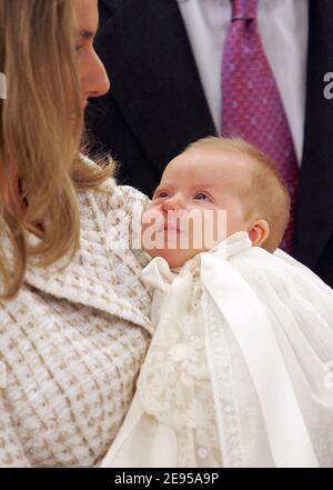 Prinzessin Letizia posiert mit ihrer Tochter für Fotografen während der Taufe von Prinzessin Leonor Borbon-Ortiz im Zarzuela Palast in Madrid, Spanien, am 14. Januar 2006. Foto von Pool/ABACAPRESS.COM. Stockfoto