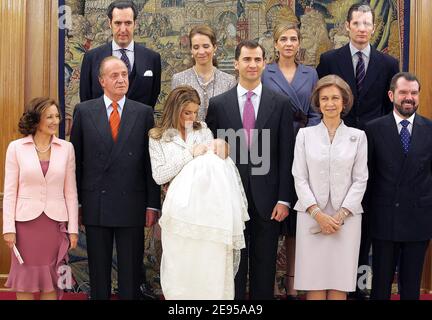 Spanische Königsfamilie mit den Eltern von Prinzessin Letizia Jesus Ortiz und Paloma Rocasolano posieren während der Taufe von Prinz Felipe von Asturien und Tochter von Prinzessin Letizia Infantin von Spanien Prinzessin Leonor Borbon-Ortiz im Zarzuela Palast in Madrid, Spanien, am 14. Januar 2006. Foto von Pool/ABACAPRESS.COM Stockfoto