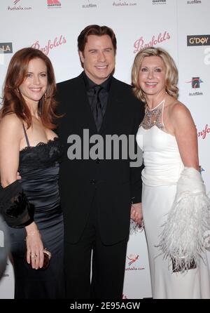 John Travolta und seine Frau Kelly Preston und der ehemalige Co-Star Olivia Newton-John kommen am Samstag, den 14. Januar 2006, zum Penfolds Icon Gala Dinner im Hollywood Palladium in Los Angeles. (Foto von Nicolas Khayat/ABACAPRESS.COM Stockfoto