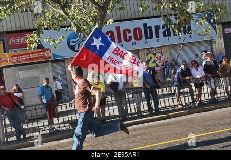 Chilenen feiern den Sieg von Michelle Bachelet bei den Präsidentschaftswahlen in Santiago, Chile, am 15. Januar 2006. Foto von Axelle de Russe/ ABACAPRESS.COM Stockfoto