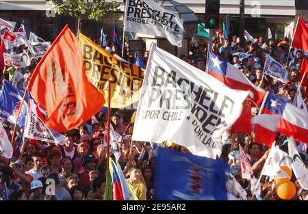 Chilenen feiern den Sieg von Michelle Bachelet bei den Präsidentschaftswahlen in Santiago, Chile, am 15. Januar 2006. Foto von Axelle de Russe/ ABACAPRESS.COM Stockfoto