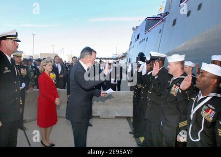 Segler, die der USS San Antonio (LPD 17) zugewiesen wurden, genießen eine seltene Ehre und erhalten den Eid der Einberufung durch den ehemaligen US-Präsidenten George Bush, am Tag der Inbetriebnahme in Ingleside, TX, am 14. Januar 2006. Als erste ihrer Klasse stellt die USS San Antonio (LPD 17) ein Schlüsselelement der Marine dar Stockfoto