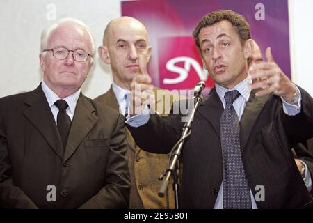 Der französische Innenminister Nicolas Sarkozy (r) hält am 16. Januar 2006 eine Rede im Bahnhof Saint-Charles in Marseille, Südfrankreich, in Anwesenheit des SNCF-Präsidenten Louis Gallois (c). Sarkozy kündigte an, dass täglich 250 Polizeipatrouillen an Bord französischer Züge eingesetzt werden, um nach Unruhestifter zu suchen. Zwei Wochen nach einem Rammzug von 40 Jugendlichen auf der Strecke Lyon-Nizza sagte Sarkozy auf einer Fahrt von Toulon nach Marseille, dass 700 Eisenbahnpolizisten die Züge fahren würden. Foto von Gerald Holubowicz/ABACAPRESS.COM Stockfoto