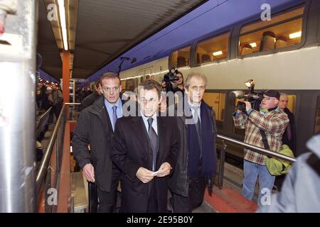 Der französische Innenminister nicolas Sarkozy am 16. Januar 2006 im Bahnhof Saint-Charles in Marseille, Südfrankreich. Sarkozy kündigte an, dass täglich 250 Polizeipatrouillen an Bord französischer Züge eingesetzt werden, um nach Unruhestifter zu suchen. Zwei Wochen nach einem Rammzug von 40 Jugendlichen auf der Strecke Lyon-Nizza sagte Sarkozy auf einer Fahrt von Toulon nach Marseille, dass 700 Eisenbahnpolizisten die Züge fahren würden. Foto von Felix Golesi/Pool/ABACAPRESS.COM Stockfoto