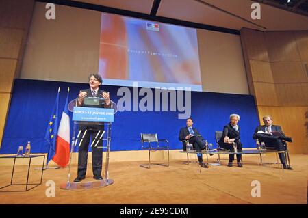 (l bis R) Stellvertretender Minister für Haushalt, Jean-Francois Cope, Stellvertretende Ministerin für Außenhandel, Christine Lagarde, Und der stellvertretende Minister für Industrie, Francois Loos, hört den französischen Wirtschaftsminister Thierry Breton (L) bei der Präsentation seiner Neujahrsgrüße an die Presse in seinem Ministerium in Paris, Frankreich, am 17. Januar 2006. Foto von Christophe Guibbaud/ABACAPRESS.COM Stockfoto