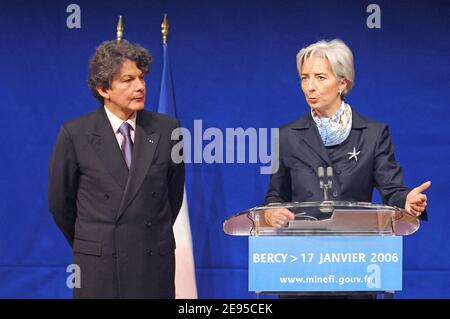 Der französische Wirtschaftsminister Thierry Breton hört sich die stellvertretende Außenhandelsministerin Christine Lagarde an, die am 17. Januar 2006 in seinem Ministerium in Paris, Frankreich, die Grußworte von Thierry Breton an die Presse hält. Foto von Christophe Guibbaud/ABACAPRESS.COM Stockfoto