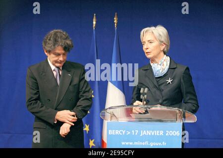 Der französische Wirtschaftsminister Thierry Breton hört sich die stellvertretende Außenhandelsministerin Christine Lagarde an, die am 17. Januar 2006 in seinem Ministerium in Paris, Frankreich, die Grußworte von Thierry Breton an die Presse hält. Foto von Christophe Guibbaud/ABACAPRESS.COM Stockfoto