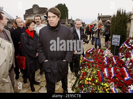 Der französische Geschäftsmann und ehemalige Minister von Francois Mitterrand, Bernard Tapie, würdigt den ehemaligen sozialistischen Präsidenten, indem er am 18. Januar 2006 zum 10. Todestag seine Grabstätte auf dem Friedhof Jarnac im Südwesten Frankreichs besucht. Er hat auch einen Besuch in Mitterrand's Familie zu Hause, jetzt ein Museum. Foto von Julien Dambra/ABACAPRESS.COM Stockfoto