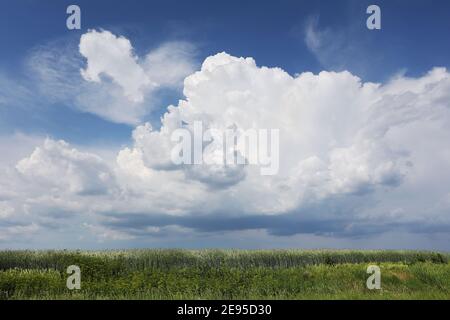 Wolken über West Burlington, Iowa. Stockfoto