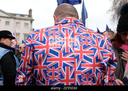 LONDON - 15. JANUAR 2019: Ein Mann trägt einen Anzug aus Union Jacks beim Brexit bleiben Protest in London Stockfoto