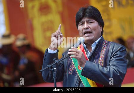 Boliviens Präsident Evo Morales spricht am 22. Januar 2006 bei einer Feier auf dem Platz San Francisco in La Paz, Bolivien. Der linke Koka-Züchter Morales wurde am Sonntag als erster indigener Präsident Boliviens vereidigt, mit ehrgeizigen Plänen, Südamerikas ärmste Nation zu überholen und fünf Jahrhunderte lang die Diskriminierung der indischen Mehrheit rückgängig zu machen. Foto von Axelle de Russe/ABACAPRESS.COM Stockfoto