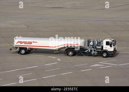 AFS Aviation Fuel Services Tanklaster am Flughafen Köln/Bonn. Stockfoto