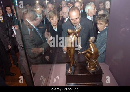 Präsident Jacques Chirac und die deutsche Kanzlerin Angela Merkel eröffnen im Rahmen des deutsch-französischen Gipfels am 23. Januar 2006 die Ausstellung "Splendeurs de la Cour de Saxe" im Schloss Versailles bei Paris. Foto von Jacques Witt/Pool/ABACAPRESS.COM Stockfoto