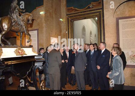 Jacques Chirac und die deutsche Kanzlerin Angela Merkel eröffnen am 23. Januar 2006 im Schloss Versailles bei Paris im Rahmen des deutsch-französischen Gipfels die Ausstellung 'Splendeurs de la Cour de Saxe'. Foto von Jacques Witt/Pool/ABACAPRESS.COM Stockfoto