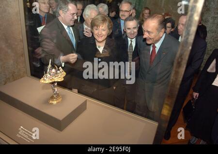 Präsident Jacques Chirac und die deutsche Kanzlerin Angela Merkel eröffnen im Rahmen des deutsch-französischen Gipfels am 23. Januar 2006 die Ausstellung "Splendeurs de la Cour de Saxe" im Schloss Versailles bei Paris. Foto von Jacques Witt/Pool/ABACAPRESS.COM Stockfoto