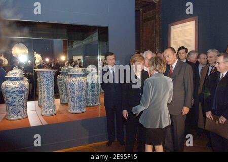 Präsident Jacques Chirac und die deutsche Kanzlerin Angela Merkel eröffnen im Rahmen des deutsch-französischen Gipfels am 23. Januar 2006 die Ausstellung "Splendeurs de la Cour de Saxe" im Schloss Versailles bei Paris. Foto von Jacques Witt/Pool/ABACAPRESS.COM Stockfoto