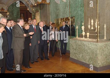 Präsident Jacques Chirac und die deutsche Kanzlerin Angela Merkel eröffnen im Rahmen des deutsch-französischen Gipfels am 23. Januar 2006 die Ausstellung "Splendeurs de la Cour de Saxe" im Schloss Versailles bei Paris. Foto von Jacques Witt/Pool/ABACAPRESS.COM Stockfoto