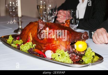 Gebratenes junges Ferkel für Geburtstag vorbereitet Stockfoto