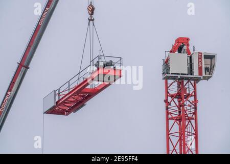 Demontage eines großen Baukran, auf einer großen Baustelle, Wohnbau, Rohbau abgeschlossen, Essen, NRW, Deutschland Stockfoto