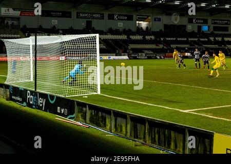 2. Februar 2021; St Mirren Park, Paisley, Renfrewshire, Schottland; Scottish Premiership Football, St Mirren versus Hibernian; Martin Boyle von Hibernian erzielt vom Strafspot das zweite Tor Stockfoto