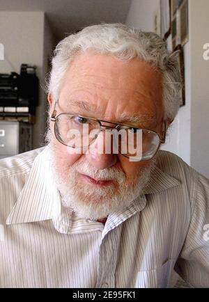 EXCLUSIVE - Autor William Blum, der am Dienstag, 24. Januar 2006 in seiner Wohnung in Washington DC, USA, einen großen Schub von Ossama bin Laden neuesten Tape-Posen bekam. Blum, 72, passt sich immer noch an, nachdem Osama bin Laden der Welt gesagt hat, dass das amerikanische Volk sein Buch 'Rogue State' lesen sollte. William Blum sagt, dass er nicht von bin Laden Umarmung seines Buches abgestoßen wird. "Rogue State" schoss von 205,763 auf 26 auf Amazon.com's Index der am häufigsten bestellten Bücher. Foto von Olivier Douliery/ABACAPRESS.COM Stockfoto