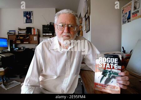 EXCLUSIVE - Autor William Blum, der am Dienstag, 24. Januar 2006 in seiner Wohnung in Washington DC, USA, einen großen Schub von Ossama bin Laden neuesten Tape-Posen bekam. Blum, 72, passt sich immer noch an, nachdem Osama bin Laden der Welt gesagt hat, dass das amerikanische Volk sein Buch 'Rogue State' lesen sollte. William Blum sagt, dass er nicht von bin Laden Umarmung seines Buches abgestoßen wird. "Rogue State" schoss von 205,763 auf 26 auf Amazon.com's Index der am häufigsten bestellten Bücher. Foto von Olivier Douliery/ABACAPRESS.COM Stockfoto