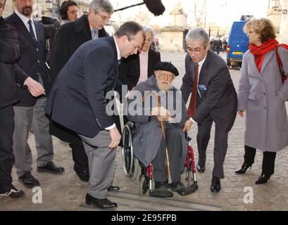 Abbe Pierre, Gründer der Emmaus-Gemeinde, kommt am 24. Januar 2006 zur Nationalversammlung in Paris, Frankreich, um an einer öffentlichen Debatte teilzunehmen. Als französische Ikone zur Verteidigung der Pooren für mehr als 50 Jahre wollte der ehemalige Vertreter, 93, ein Projekt unterstützen, um französische Städte dazu zu verpflichten, mindestens 20 % der Niedrigmietwohnungen zu bauen. Foto von Bruno Klein/ABACAPRESS.COM Stockfoto