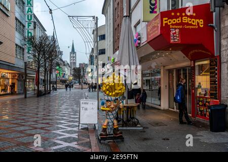 Gelsenkirchener Innenstadt, Fußgängerzone, Bahnhofstrasse, während der Coronakrise, Sperrung im Januar 2021, Geschäfte und Restaurants geschlossen, wenige Durchlauf Stockfoto