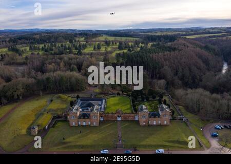 Chatelherault Country Park, Hamilton, Schottland, Großbritannien. 2019. Im Bild: Luftaufnahme einer Drohne, die von oben auf den Chatelherault Country Park blickt und die grüne Landschaft zeigt, mit einer Luft-Luft-Aufnahme einer anderen Drohne im Bild (oben Mitte). Quelle: Colin Fisher/Alamy Live News. Stockfoto