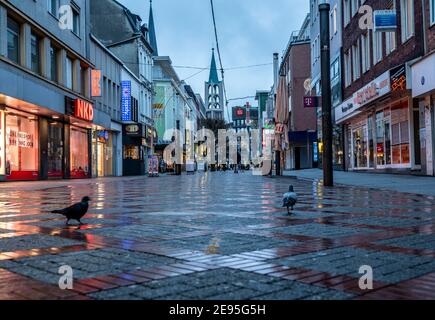 Gelsenkirchener Innenstadt, Fußgängerzone, Bahnhofstrasse, während der Coronakrise, Sperrung im Januar 2021, Geschäfte und Restaurants geschlossen, wenige Durchlauf Stockfoto