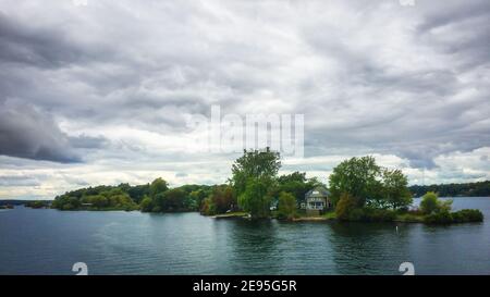 Ontario, Kanada, Sept. 2019, Ansicht eines Hauses in der Thousand Islands Area im Saint Lawrence River Stockfoto