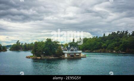 Ontario, Kanada, Sept. 2019, Ansicht eines Hauses in der Thousand Islands Area im Saint Lawrence River Stockfoto