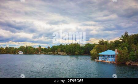Ontario, Kanada, September 2019, Ansicht eines blauen Holzhauses in der Thousand Islands Area im Saint Lawrence River Stockfoto