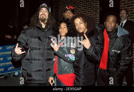 Die Schauspielerin und Sängerin Jada Pinkett Smith kommt am Ed Sullivan Theater mit ihrer Band Wicked Wisdom zu ihrem Gastauftritt bei der Late Show mit David Letterman, New York, NY, am 25. Januar 2006 vorbei. Fotos von CAU/Guerin/ABACAPRESS.COM Stockfoto