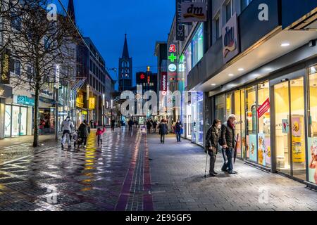 Gelsenkirchener Innenstadt, Fußgängerzone, Bahnhofstrasse, während der Coronakrise, Sperrung im Januar 2021, Geschäfte und Restaurants geschlossen, wenige Durchlauf Stockfoto