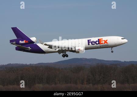 FedEx McDonnell Douglas MD-11F mit Registrierung N589UP auf Kurzfinale für Start- und Landebahn 14L des Köln Bonn Airport. Stockfoto