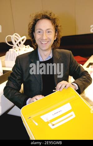 Der französische TV-Moderator Stephane Bern nimmt am 26. Januar 2006 an der Lancel Store Opening Party auf den Champs Elysees in Paris Teil. Foto von Nicolas Gouhier/ABACAPRESS.COM Stockfoto