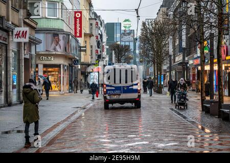 Gelsenkirchener Innenstadt, Fußgängerzone, Bahnhofstrasse, während der Coronakrise, Sperrung im Januar 2021, Geschäfte und Restaurants geschlossen, wenige Durchlauf Stockfoto