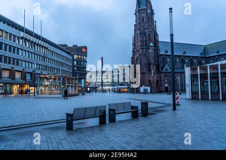 Gelsenkirchener Innenstadt, Fußgängerzone, Bahnhofstrasse, während der Coronakrise, Sperrung im Januar 2021, Geschäfte und Restaurants geschlossen, wenige Durchlauf Stockfoto