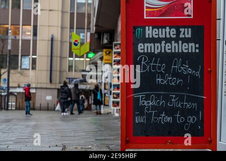 Gelsenkirchener Innenstadt, Fußgängerzone, Bahnhofstrasse, während der Coronakrise, Sperrung im Januar 2021, Geschäfte und Restaurants geschlossen, wenige Durchlauf Stockfoto