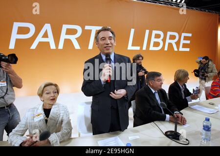 Francois Bayrous Abschlussrede des "Außerordentlichen Kongresses" seiner Partei in Lyon, Frankreich, am 29. Januar 2006. Foto von Mehdi Taamallah/ABACAPRESS.COM Stockfoto