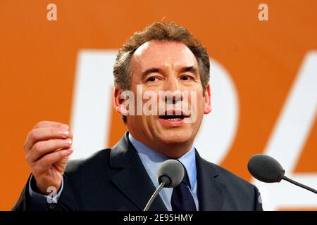 Francois Bayrous Abschlussrede des "Außerordentlichen Kongresses" seiner Partei in Lyon, Frankreich, am 29. Januar 2006. Foto von Mehdi Taamallah/ABACAPRESS.COM Stockfoto