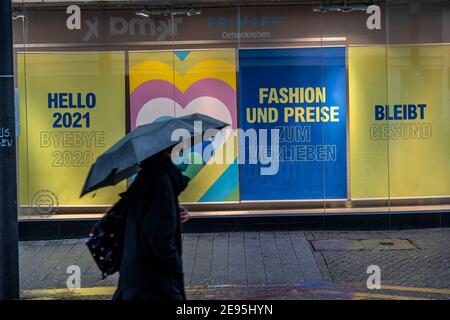 Gelsenkirchener Innenstadt, Fußgängerzone, Bahnhofstrasse, Primark Modegeschäft, Online-Verkauf, Click and Collect, während der Coronakrise, Sperrung Stockfoto