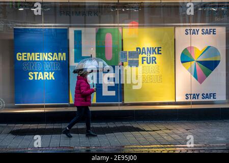 Gelsenkirchener Innenstadt, Fußgängerzone, Bahnhofstrasse, Primark Modegeschäft, Online-Verkauf, Click and Collect, während der Coronakrise, Sperrung Stockfoto