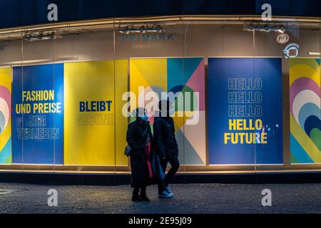 Gelsenkirchener Innenstadt, Fußgängerzone, Bahnhofstrasse, Primark Modegeschäft, Online-Verkauf, Click and Collect, während der Coronakrise, Sperrung Stockfoto