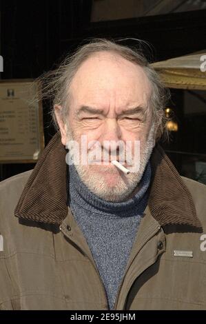 Der belgische Schriftsteller Jean-Claude Pirotte posiert am 31,2006. Januar auf der Terrasse des Cafés Les Deux Magots in Saint Germain des Pres in Paris, Frankreich, nachdem er für sein Buch "Une adolescence en Gueldre", das von La Table Ronde herausgegeben wurde, den Prix des Deux Magots 2006 gewonnen hatte. Foto von Giancarlo Gorassini/ABACAPRESS.COM Stockfoto