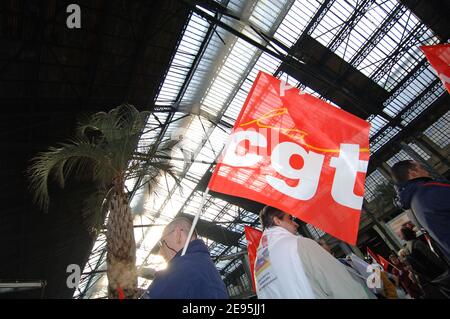 Gewerkschafter der CGT protestieren während der Eröffnung der Eisenbahnausstellung "La Banque Postale" am Bahnhof Gare de Lyon in Paris, Frankreich, am 31. Januar 2006. Der Zug wird durch Frankreich reisen, um diesen neuen Dienst französischen Kunden vorzustellen. Foto von Christophe Guibbaud/ABACAPRESS.COM Stockfoto