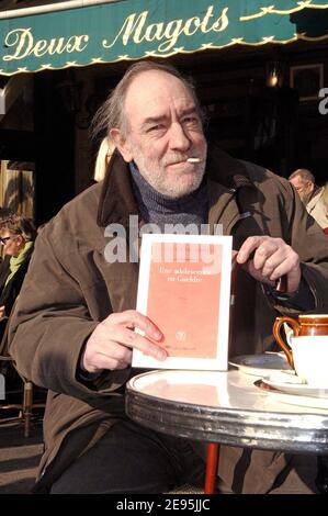 Der belgische Schriftsteller Jean-Claude Pirotte posiert am 31,2006. Januar auf der Terrasse des Cafés Les Deux Magots in Saint Germain des Pres in Paris, Frankreich, nachdem er für sein Buch "Une adolescence en Gueldre", das von La Table Ronde herausgegeben wurde, den Prix des Deux Magots 2006 gewonnen hatte. Foto von Giancarlo Gorassini/ABACAPRESS.COM Stockfoto