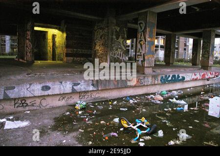 Ein Blick auf einige Deponien in der 'Forestiere', Wohngemeinde Clichy-Sous-Bois, nördlich von Paris, Frankreich im Dezember 2005. Die massiven Unruhen, die vor drei Monaten zahlreiche französische Vororte niederbrannten, begannen hier, nachdem zwei junge Einheimische starben, als sie versuchten, vor Polizisten zu fliehen. Foto von Axelle de Russe/ABACAPRESS.COM Stockfoto